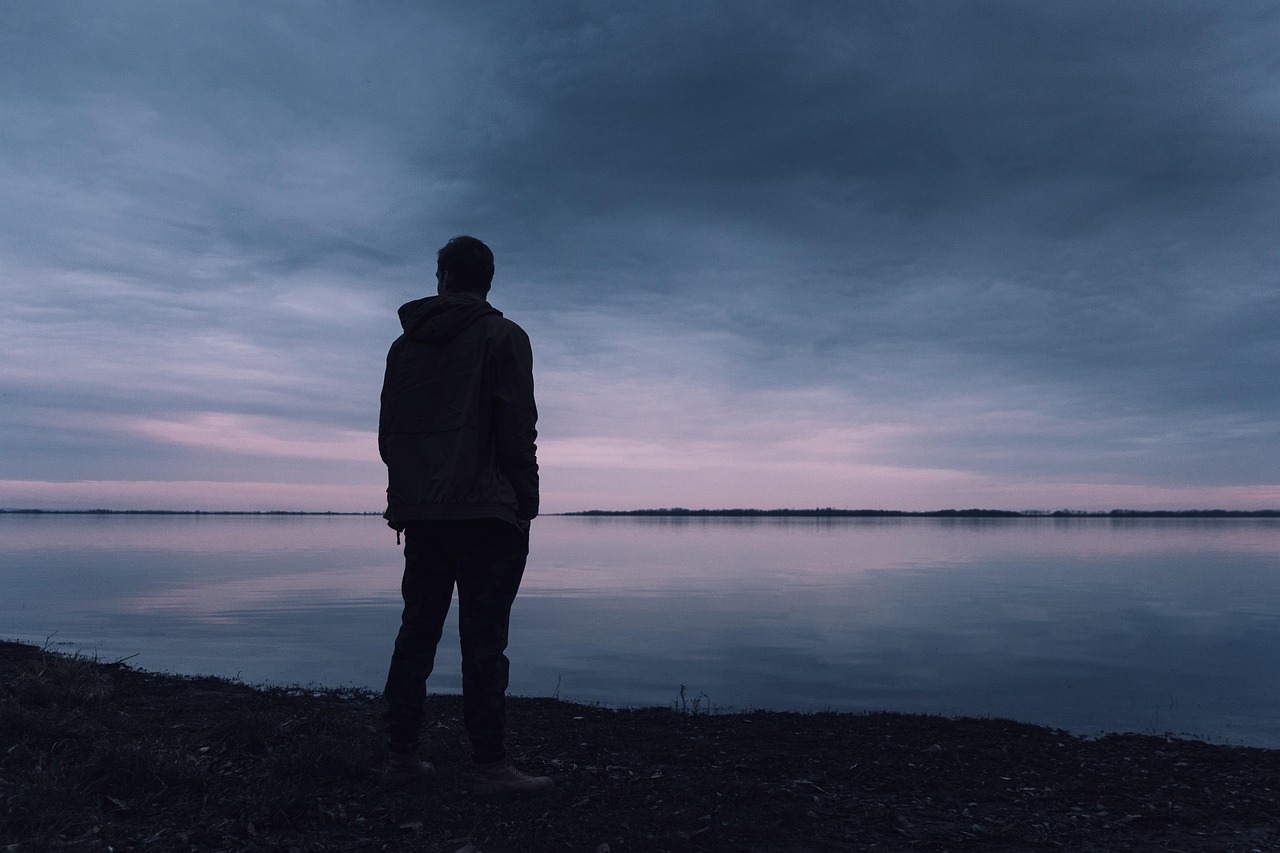 Comment gérer la solitude en tant qu'entrepreneur : conseils pratiques découvrez des conseils pratiques et efficaces pour gérer la solitude, retrouver le bien-être émotionnel et renforcer vos relations sociales.